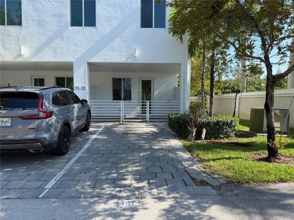 10222 NW 64th Way 101, Doral, FL 33178