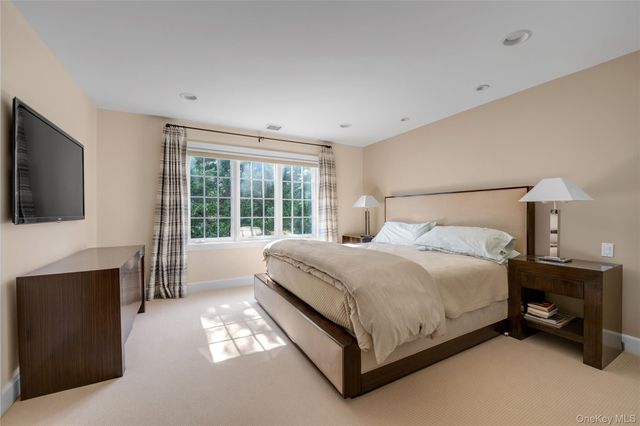 17 Evergreen Circle, Manhasset, NY 11030