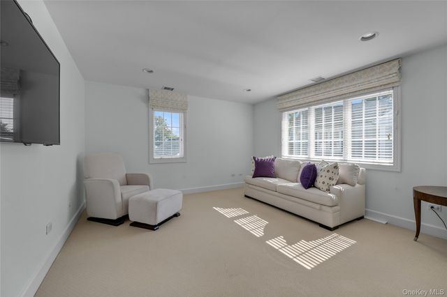 17 Evergreen Circle, Manhasset, NY 11030