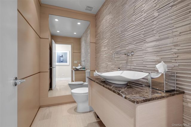 17 Evergreen Circle, Manhasset, NY 11030