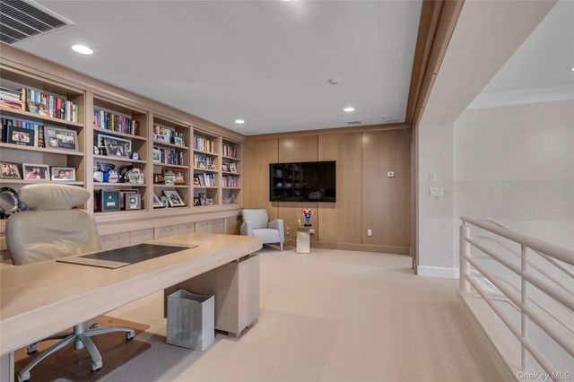 17 Evergreen Circle, Manhasset, NY 11030