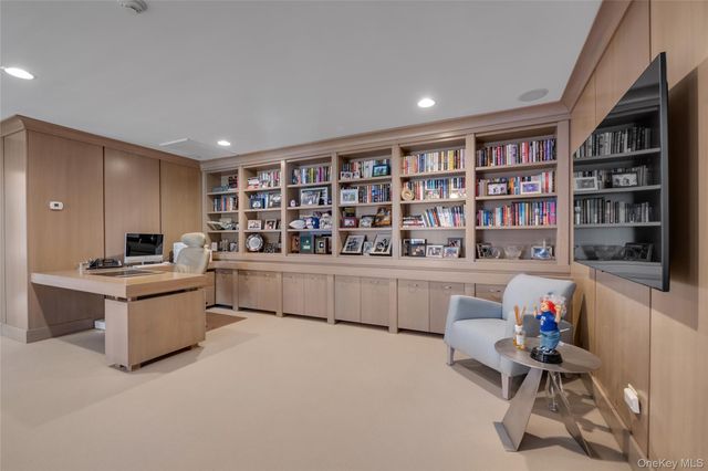 17 Evergreen Circle, Manhasset, NY 11030