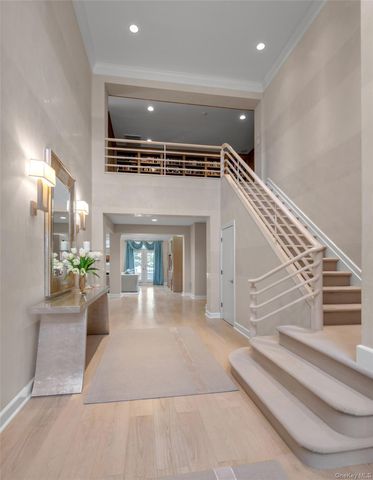 17 Evergreen Circle, Manhasset, NY 11030