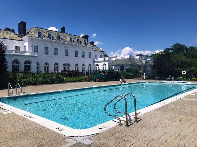 17 Evergreen Circle, Manhasset, NY 11030