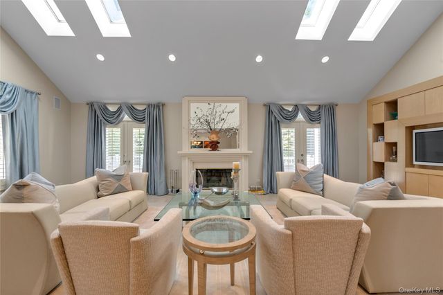 17 Evergreen Circle, Manhasset, NY 11030