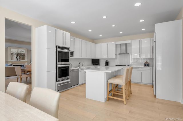 17 Evergreen Circle, Manhasset, NY 11030