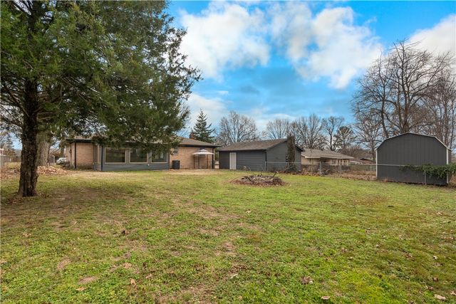 215 S Virginia Avenue, Gentry, AR 72734