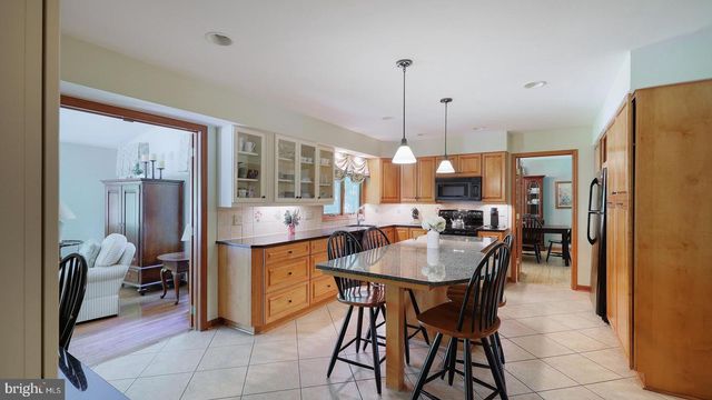 9 JILL DR, West Windsor, NJ 08550