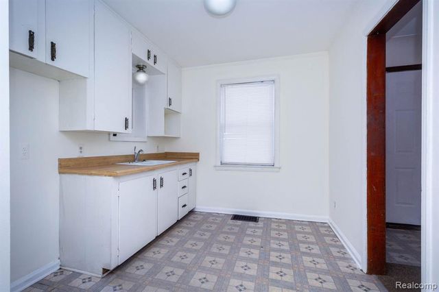 27281 Gloede Drive, Warren, MI 48088