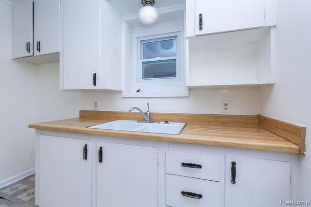 27281 Gloede Drive, Warren, MI 48088