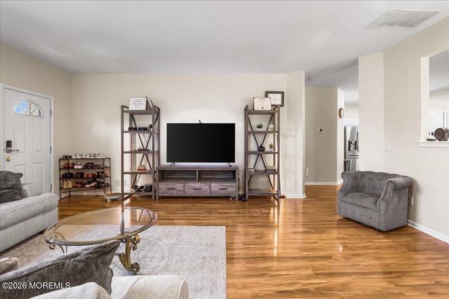 18 Deerchase Lane, Lakewood, NJ 08701