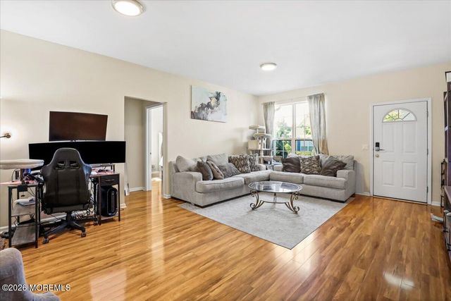 18 Deerchase Lane, Lakewood, NJ 08701