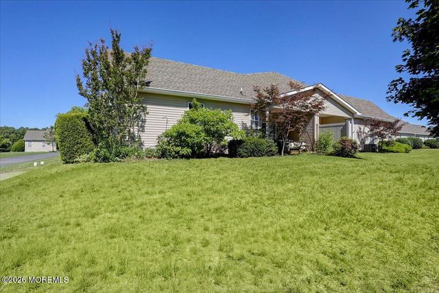 18 Deerchase Lane, Lakewood, NJ 08701