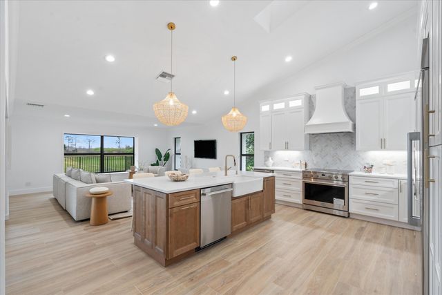 24 Dunbar Road, Palm Beach Gardens, FL 33418