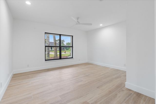 24 Dunbar Road, Palm Beach Gardens, FL 33418