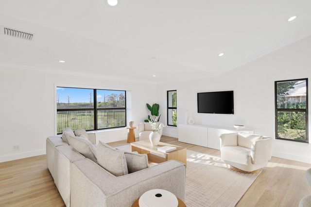 24 Dunbar Road, Palm Beach Gardens, FL 33418