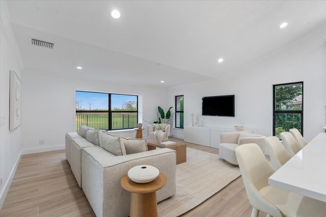 24 Dunbar Road, Palm Beach Gardens, FL 33418