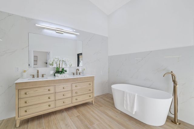 24 Dunbar Road, Palm Beach Gardens, FL 33418