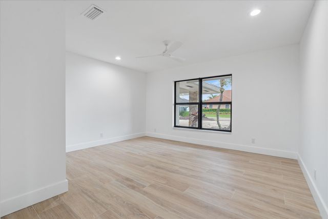 24 Dunbar Road, Palm Beach Gardens, FL 33418