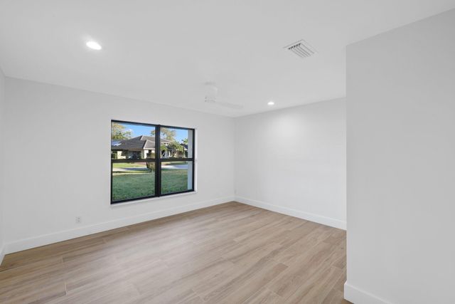 24 Dunbar Road, Palm Beach Gardens, FL 33418