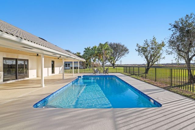 24 Dunbar Road, Palm Beach Gardens, FL 33418