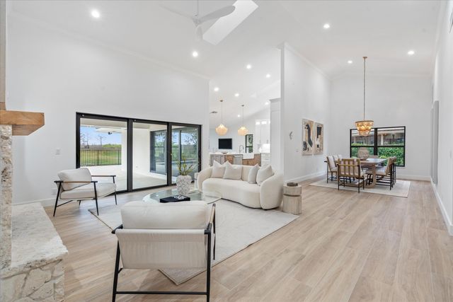 24 Dunbar Road, Palm Beach Gardens, FL 33418