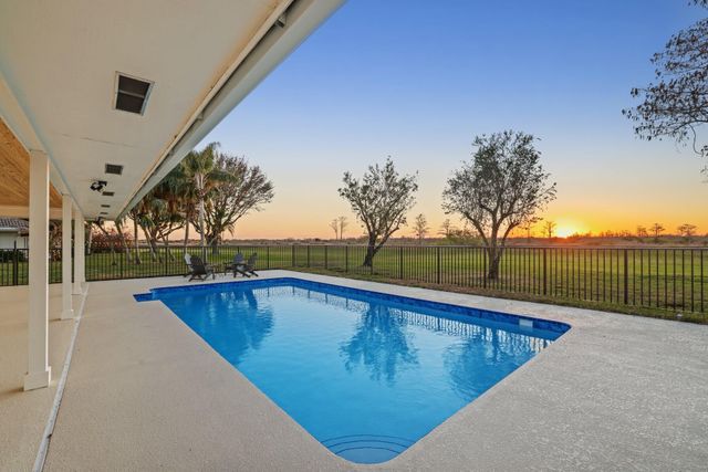 24 Dunbar Road, Palm Beach Gardens, FL 33418