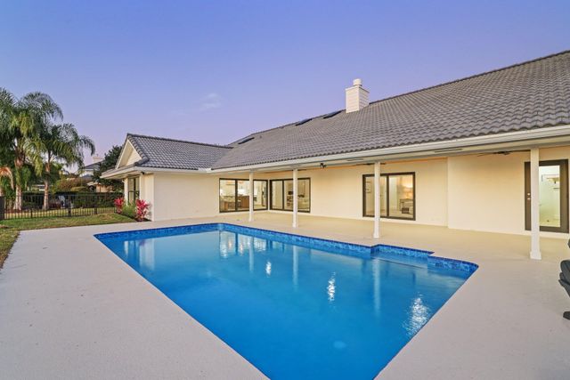 24 Dunbar Road, Palm Beach Gardens, FL 33418