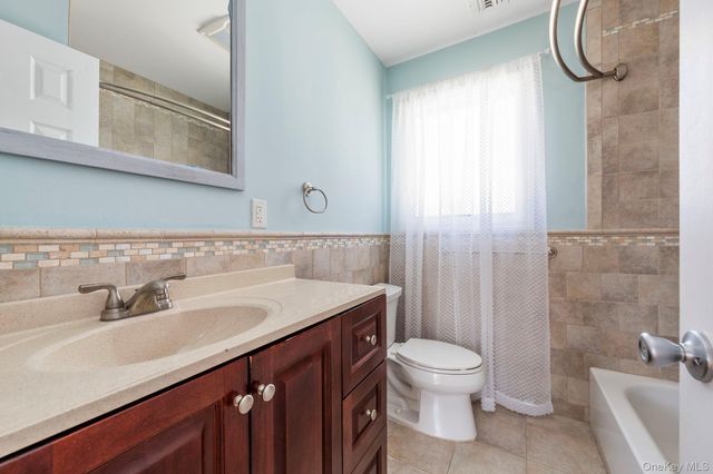 8227 265th Street, Glen Oaks, NY 11004