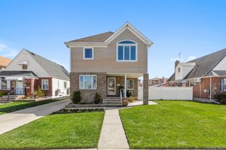 8227 265th Street, Glen Oaks, NY 11004