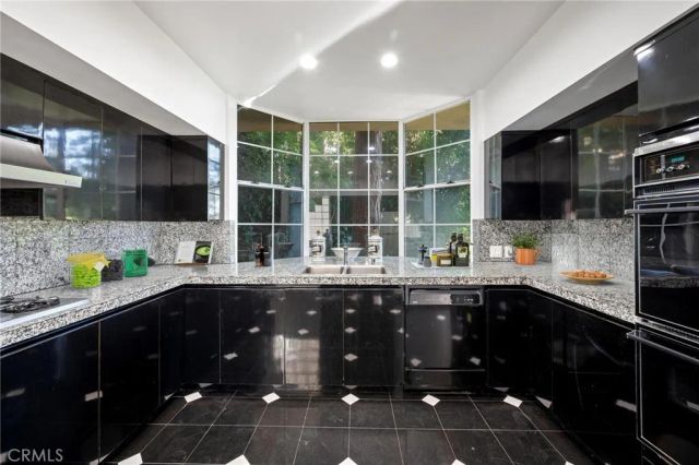 8246 Woodshill Trail, Los Angeles, CA 90069