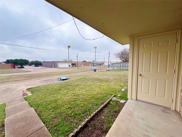 816 Red Bud Drive, Desoto, TX 75115