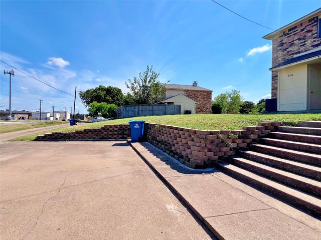 816 Red Bud Drive, Desoto, TX 75115