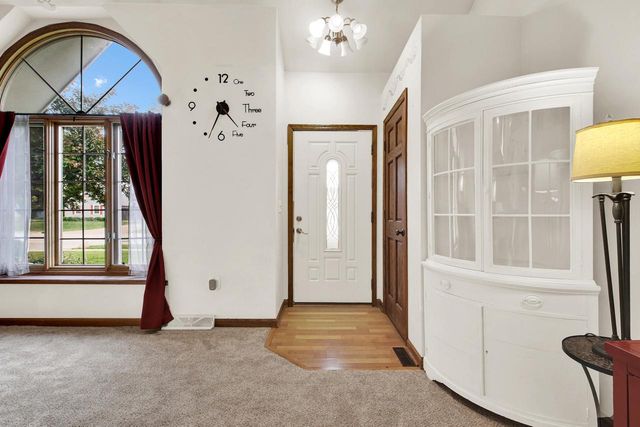 8215 S Wildwood DRIVE, Oak Creek, WI 53154