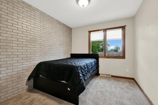 8215 S Wildwood DRIVE, Oak Creek, WI 53154