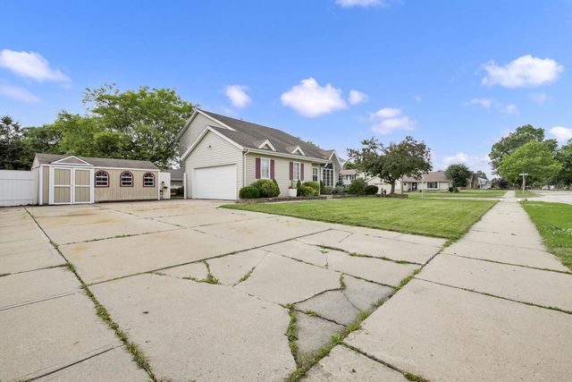 8215 S Wildwood DRIVE, Oak Creek, WI 53154