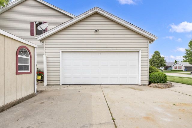 8215 S Wildwood DRIVE, Oak Creek, WI 53154