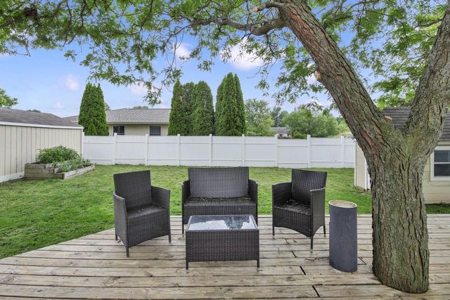 8215 S Wildwood DRIVE, Oak Creek, WI 53154