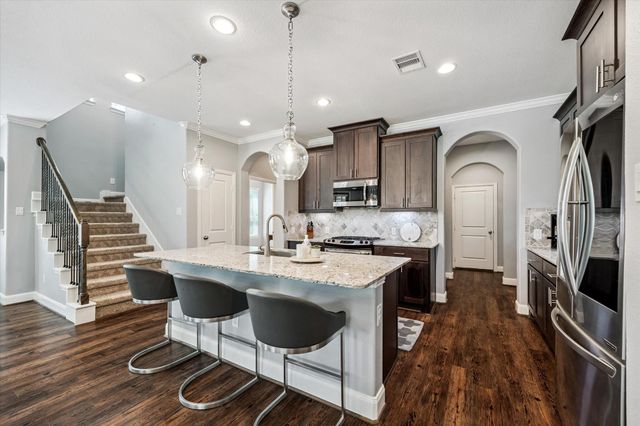 725 Via Lago, Webster, TX 77598