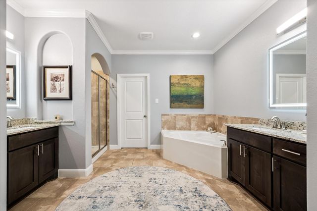 725 Via Lago, Webster, TX 77598