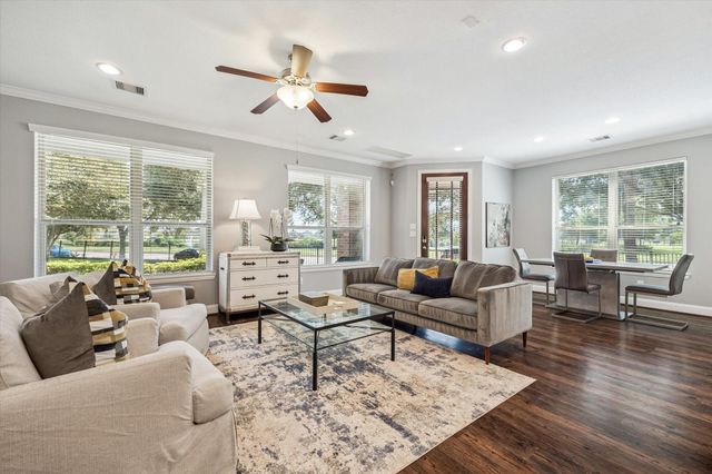 725 Via Lago, Webster, TX 77598