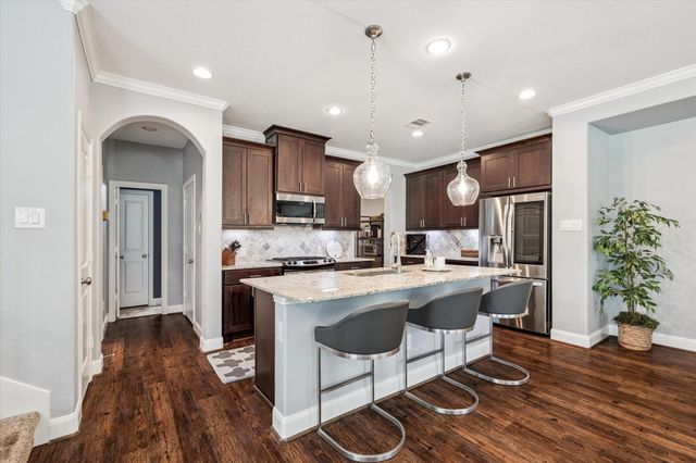 725 Via Lago, Webster, TX 77598