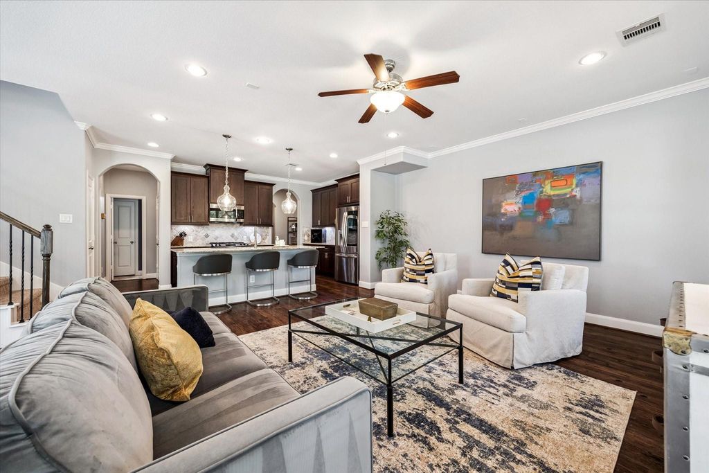 725 Via Lago, Webster, TX 77598