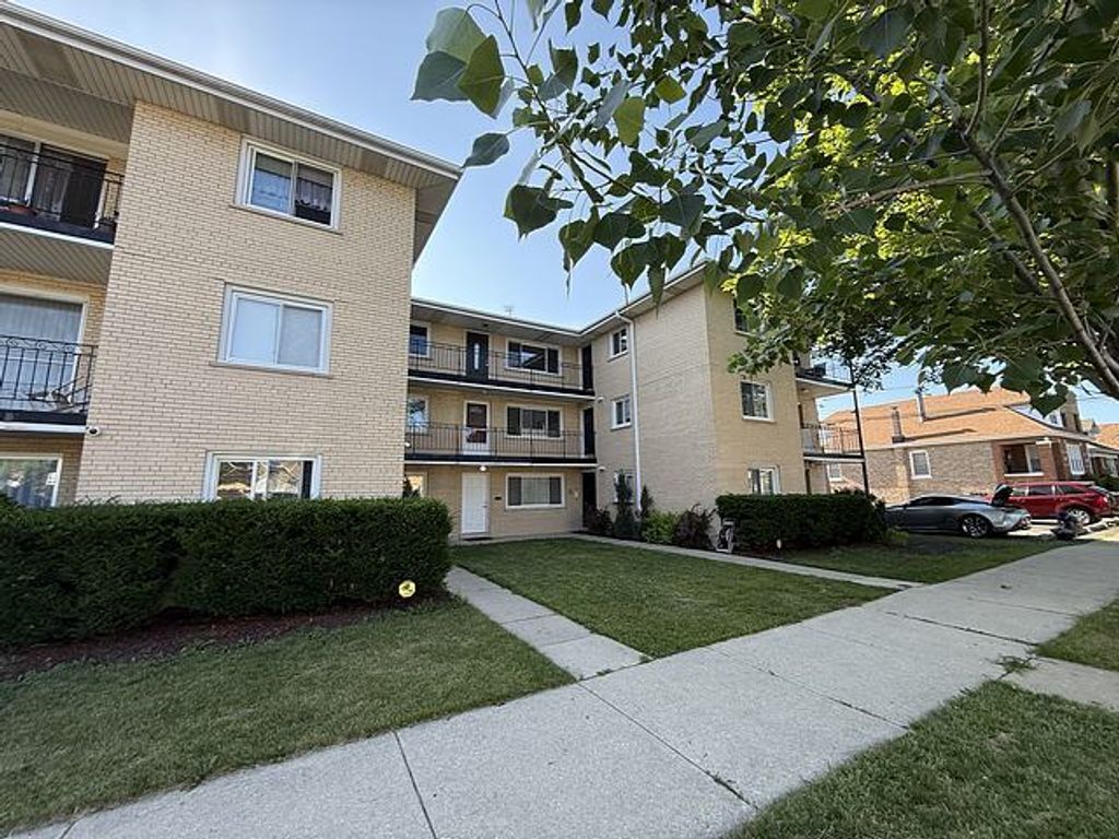 5925 W Montrose Avenue 3C, Chicago, IL 60634