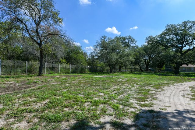 270 Camelot Ln, San Antonio, TX 78264