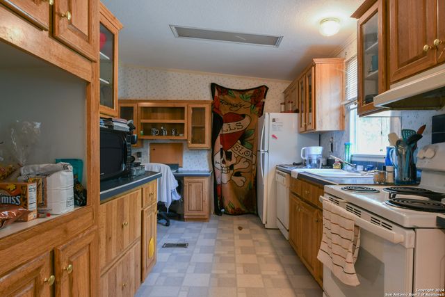 270 Camelot Ln, San Antonio, TX 78264