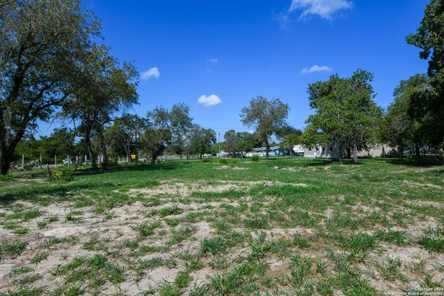 270 Camelot Ln, San Antonio, TX 78264