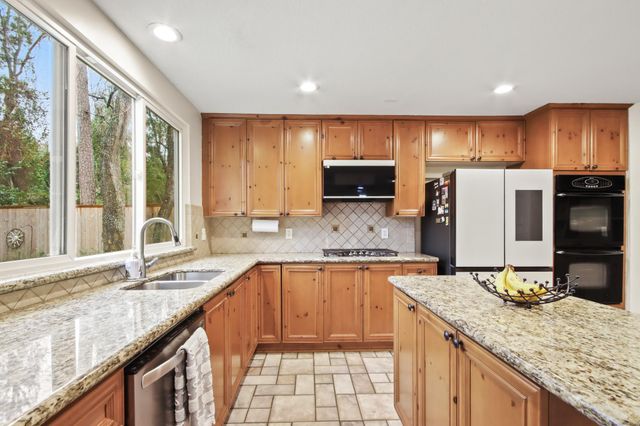 91 Alden Glen Drive, The Woodlands, TX 77382