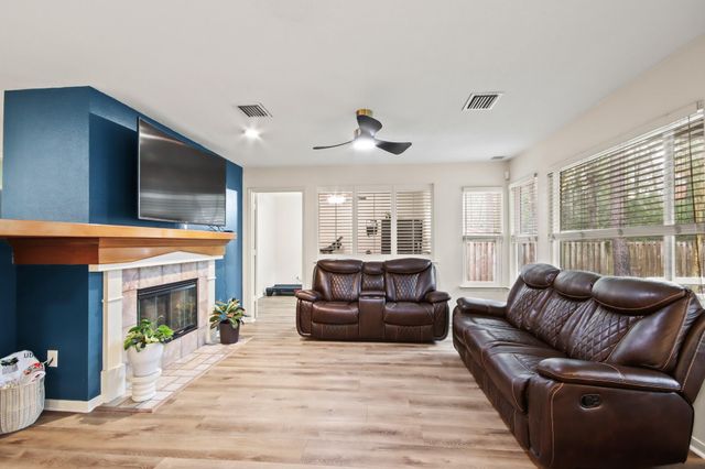 91 Alden Glen Drive, The Woodlands, TX 77382