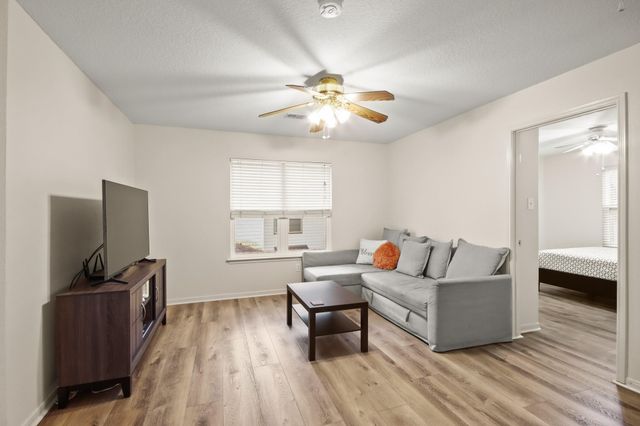 91 Alden Glen Drive, The Woodlands, TX 77382